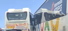 Guaguas que han protagonizado en la ma&ntilde;ana de este lunes un choque en la rotonda del Cabildo.