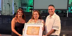 Olivia Duque y Andoni Mach&iacute;n junto a la pregonera de las fiestas de La Graciosa.