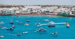 Procesi&oacute;n en las Fiestas del Carmen en Playa Blanca.