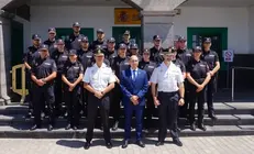 El director insular con los mandos policiales y los nuevos agentes.