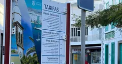 Nuevos paneles informativos instalados por el Ayuntamiento de Arrecife en las paradas de taxis, con informaci&oacute;n para los usuarios del taxi 
