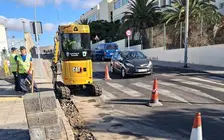 Operarios realizando las obras para reforzar el alumbrado p&uacute;blico.