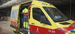El personal del SUC atendiendo al herido dentro del hotel Natura Palace