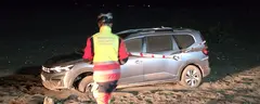Estado en el que qued&oacute; el coche que se sali&oacute; de la v&iacute;a.