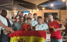 Imagen de aficionados en Tah&iacute;che celebrando la victoria