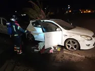 Bombero del Consorcio sofocando las llamas localizadas en el interior del veh&iacute;culo.