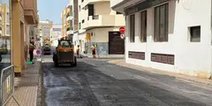 Operarios realizando las labores de asfaltado en Arrecife.