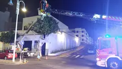 Bomberos realizando las labores de rescate.