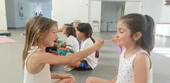 Ni&ntilde;os participando en el proyecto Tardes en calma.