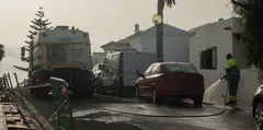 Operario realizando las labores de limpieza en La Concha.