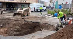 Operarios realizando las labores de limpieza y reparaci&oacute;n en la calle Tajaraste de Argana Alta.