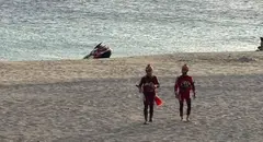 Los bomberos participaron en la b&uacute;squeda por mar