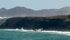 Imagen de la embarcaci&oacute;n encallada en las rocas