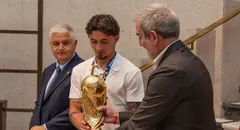 Y&eacute;remi Pino entregando la copa del mundo a Fernando Clavijo.
