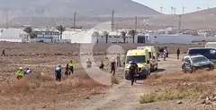 Los agentes de la Polic&iacute;a Local y de la Polic&iacute;a Nacional junto a los equipos sanitarios en el momento de localizar a la persona que se autolesion&oacute;