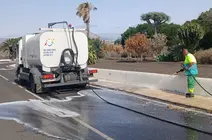 Operario realizando las labores de limpieza en El Cable.