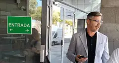 David Monte en la puerta de los juzgados de Arrecife.