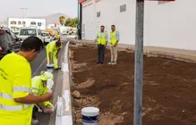 El alcalde de Arrecife Yonathan de León y el consejero de Obras Públicas, Jacobo Medina, visitan los trabajos de embellecimiento en los accesos al Hospital de Lanzarote.