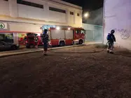 Bomberos del Consorcio realizando las labores de extinci&oacute;n.