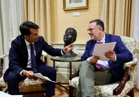 Marcos Bergaz (PSOE) junto al consejero de educacioěn Poli Suaěrez (PP) en el Parlamento de Canarias.