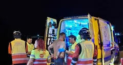 Personal del SUC atendiendo al herido.