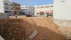 Operarios del Ayuntamiento de Arrecife realizando las labores de limpieza  en el solar de La Vega.