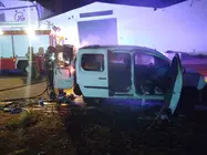 Bombero extinguiendo las llamas dentro del veh&iacute;culo.