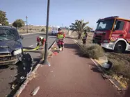 Bomberos limpiando la calzada.