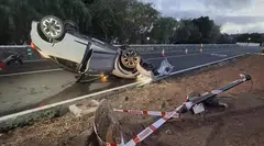 Veh&iacute;culo volcado junto a la farola con la que impact&oacute;.