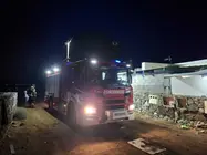 Cami&oacute;n de los bomberos junto a la vivienda afectada.