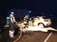 Bomberos del Consorcio de Seguridad y Emergencias sofocando el incendio en un veh&iacute;culo.