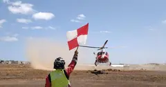 Helic&oacute;ptero traslad&aacute;ndose para el rescate.