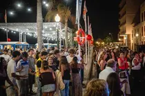 Personas disfrutando de las fiestas de San Gin&eacute;s en la zona de los ventorrillos.