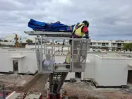 Bombero auxiliando al hombre accidentado.