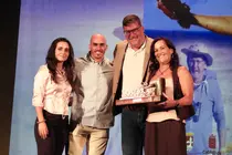 Entrega de obsequio en el homenaje a Domingo Concepci&oacute;n.