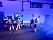 Bomberos del Consorcio de Seguridad y Emergencias colaborando en el traslado.