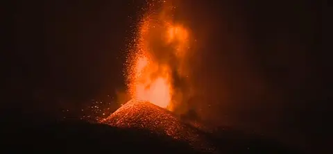 Imagen de este miércoles por la noche del volcán de La Palma. 