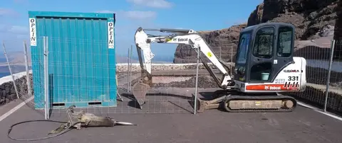 Imagen de un vecino del norte en la que se aprecia el inicio de los trabajos en el mirador de Guinate, donde ya se ha hecho un enorme agujero para colocar el SIVE