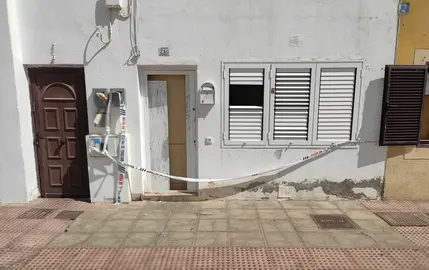 Lugar en el que se ha producido el crimen con el precinto de la Polic&iacute;a Nacional.