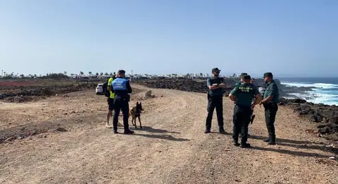 Imagen de los guardias civiles y la policía local que participaron en la denuncia.