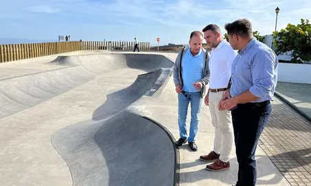 Jes&uacute;s Mach&iacute;n y Luis Berriel junto a Jacobo Medina en el Skatepark.
