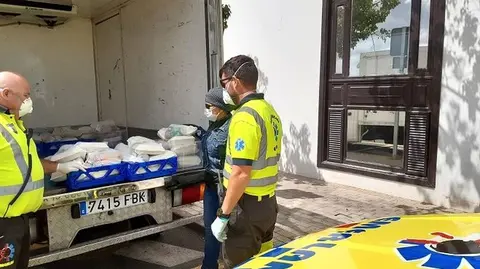 Imagen del transporte que se hacía a diario de comida desde el Ayuntamiento de Arrecife con la supervisión de la concejal de Asuntos Sociales de la capital.