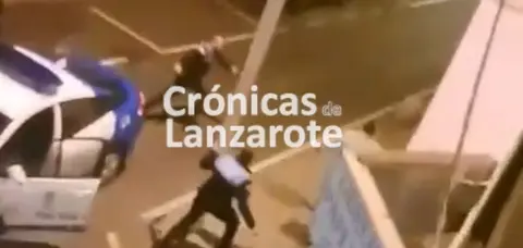 Agentes de la Policia Local de San Bartolomé persiguiendo a un ladrón.