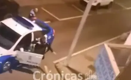 Imagen de los dos agentes de la Policía Local de San Bartolomé que realizaron la persecución el pasado miércoles. 