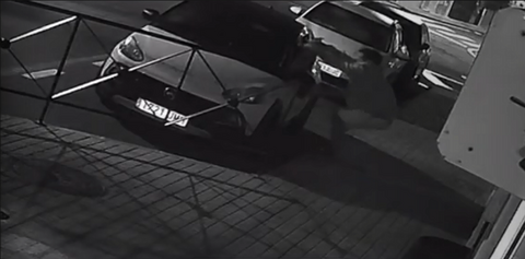 Imagen de las cámaras de seguridad mostrando al joven realizando los diferentes robos en vehículos en San Bartolomé.