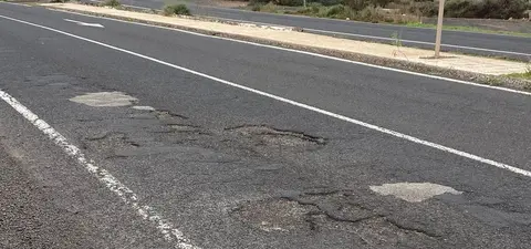 Imagen de parte de los agujeros que se encuentran los vehículos al acceder a Costa Teguise.