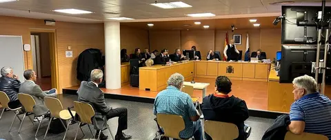 Los acusados por la &uacute;ltima pieza del caso Montecarlo ante el juez instantes previos a la posterior suspensi&oacute;n.
