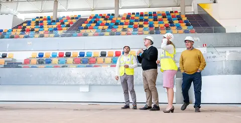 Yonathan de León y Eli Merino visitando las obras del pabellón de Argana.