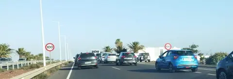 Imagen de la autovía de Arrecife a su paso por Playa Honda.