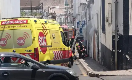 Momento de la actuación de los bomberos en la zona
